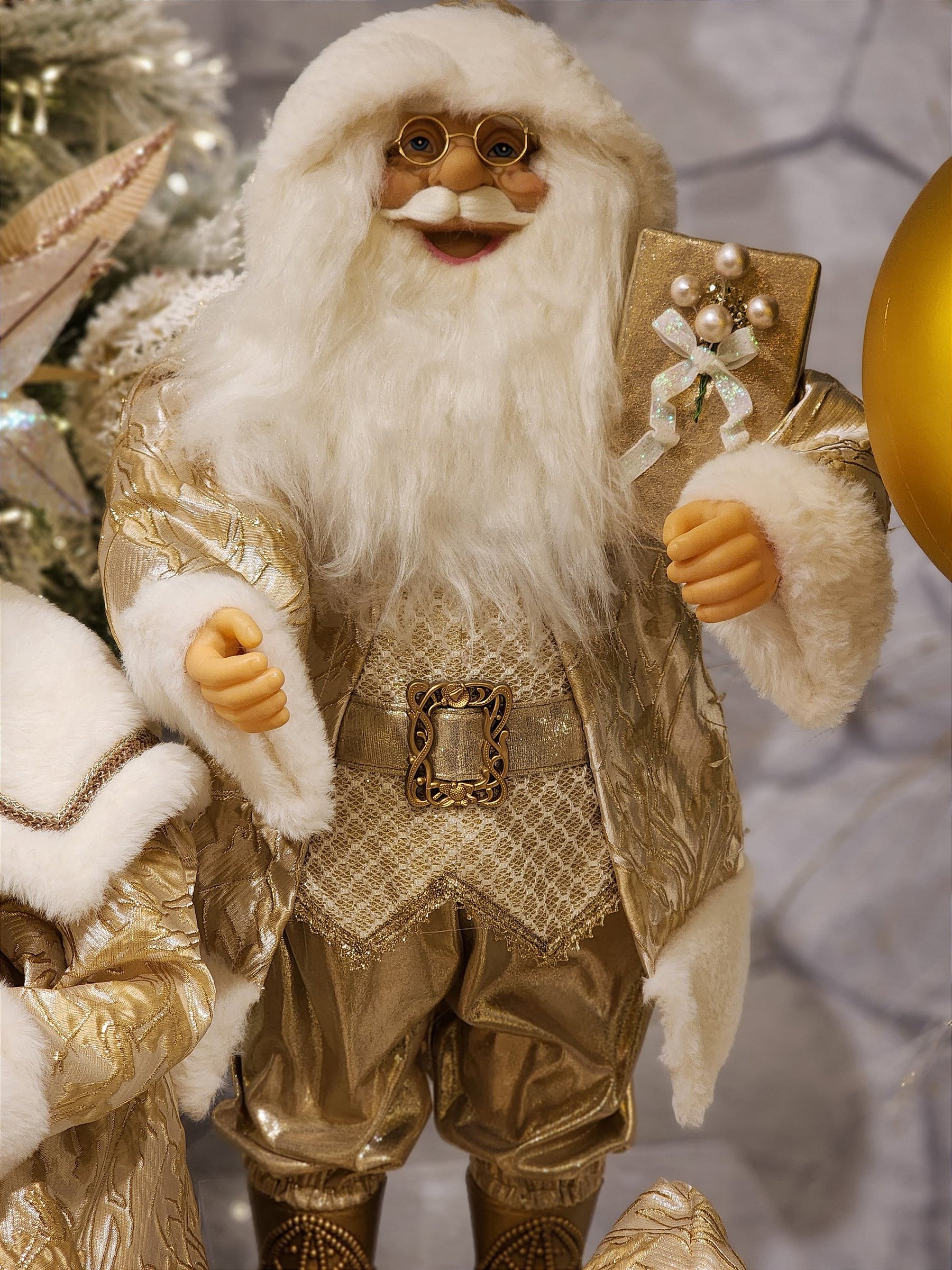 PAPAI NOEL DE LUXO EM PÉ DOURADO COM CHAMPANHE 60CM - PRÉ VENDA 2025