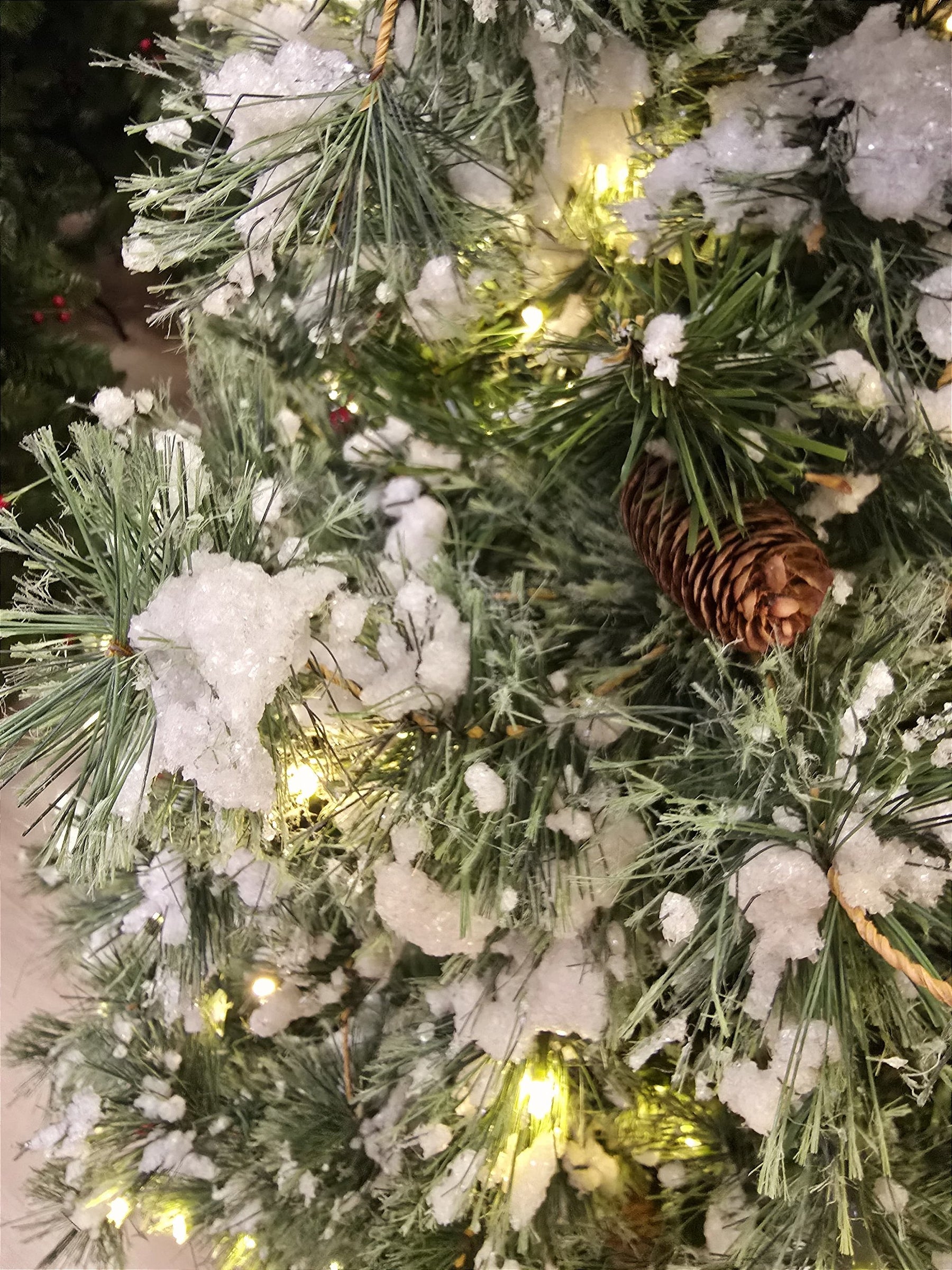 ÁRVORE PINHEIRO NEVADO REALISTA NORUEGA 1077 GALHOS COM 350 LEDS WARM 2,10CM