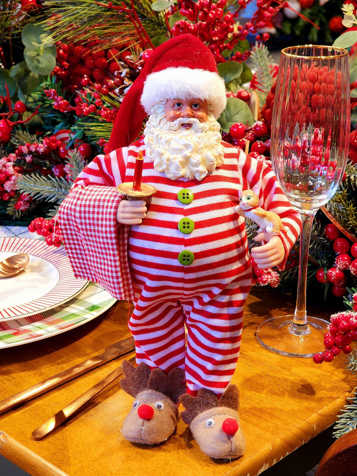 PAPAI NOEL COLECIONÁVEL DE PIJAMA COM CASTIÇAL E GATINHO 60CM - PRÉ VENDA 2025