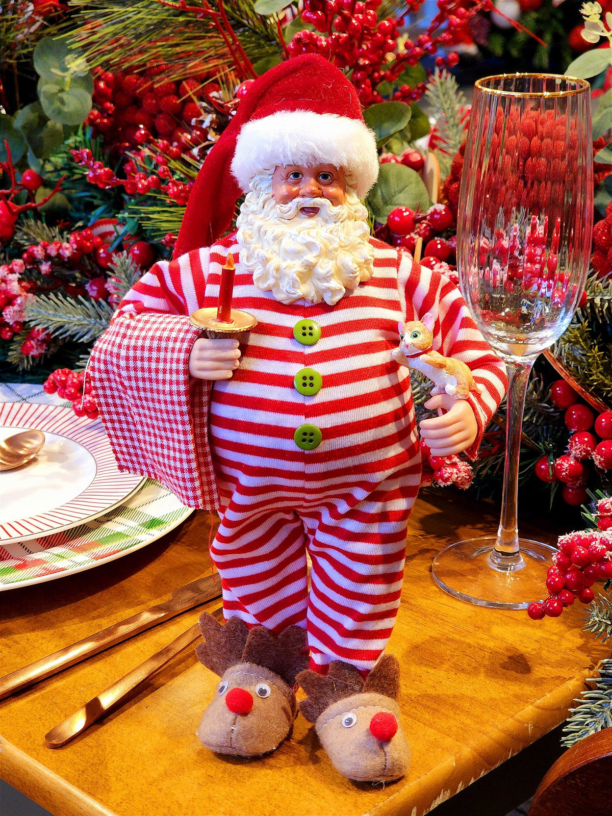 PAPAI NOEL COLECIONÁVEL DE PIJAMA COM CASTIÇAL E GATINHO 60CM - PRÉ VENDA 2025