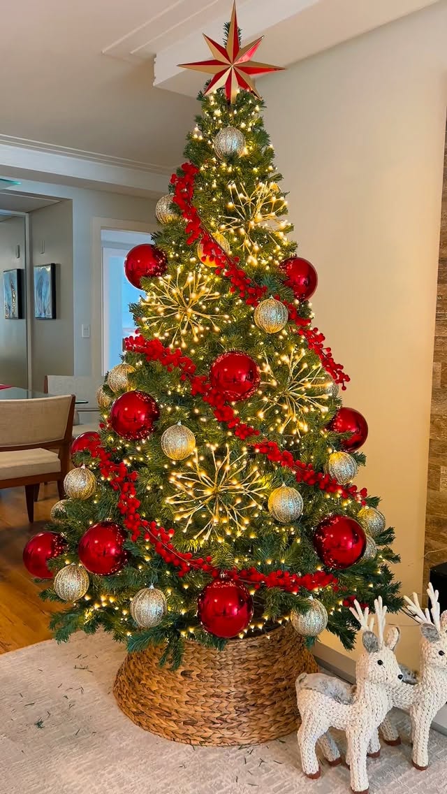 Árvore 1.80 Metros + 8 Pontos de Luzes + 45 Bolinhas + 5 Festões + 1 Estrela