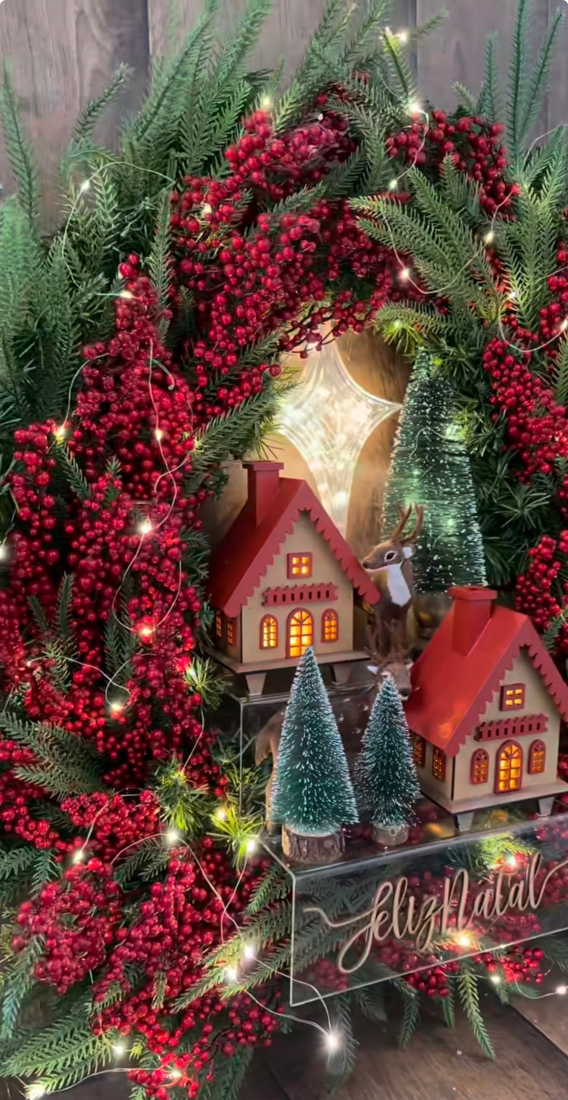 Guirlanda Iluminada Feliz Natal com Berries Vermelhas e Vila