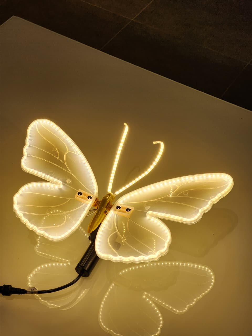 BORBOLETA 40CM COM LED WARM E MOVIMENTO COM SUPORTE BIVOLT